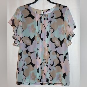Calvin Klein Pastel Colored Floral Blouse w/Front Pleats & Flutter Sleeves. Med.